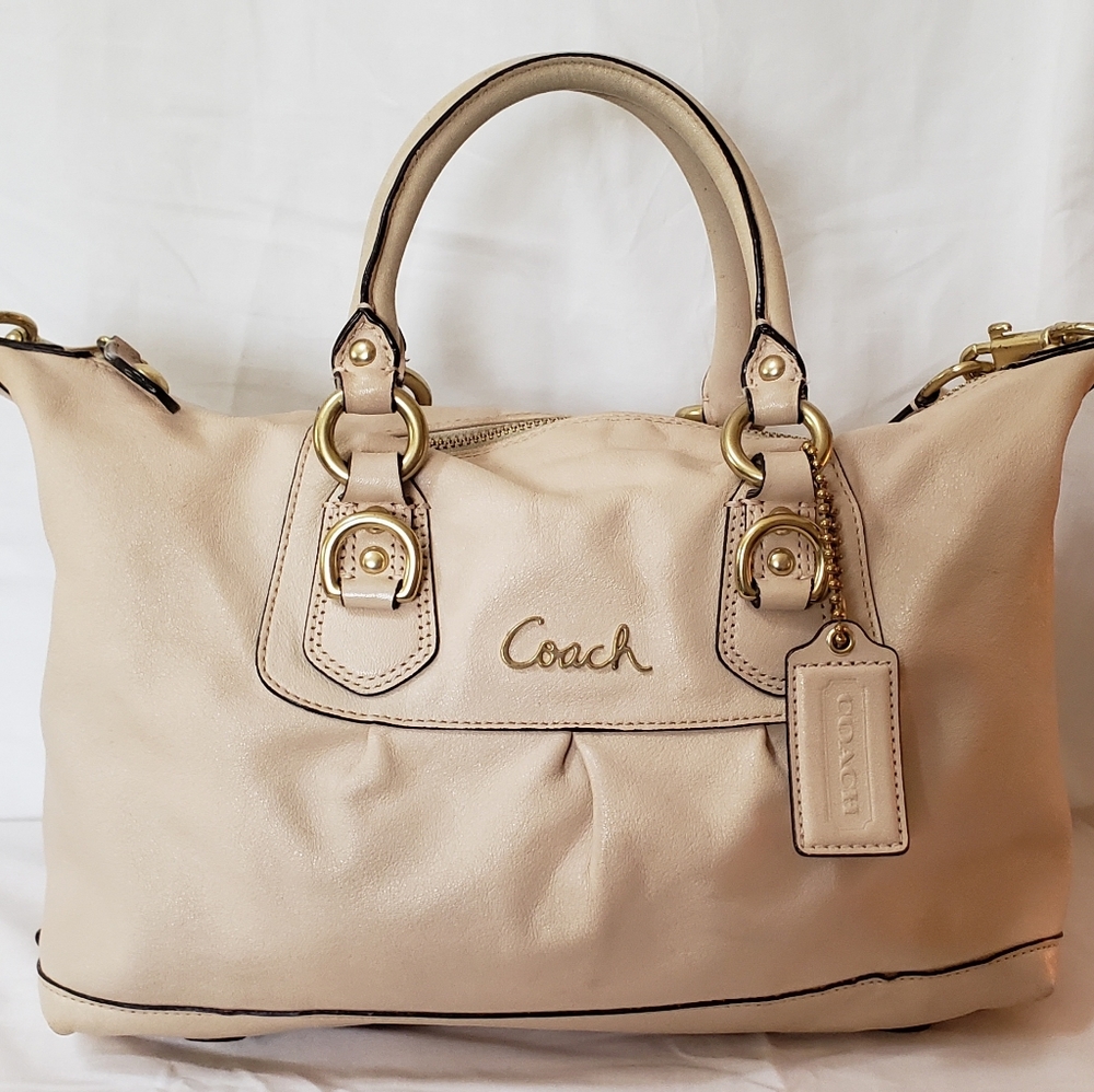 Leather Coach Ashley bag. Zippered top, inside zipper pocket, 2 inside pockets.